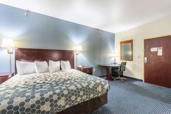 Econo Lodge Inn & Suites North Little Rock image 11