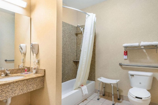 Econo Lodge Inn & Suites North Little Rock image 12