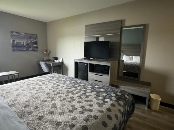 Econo Lodge Inn & Suites North Little Rock image 15