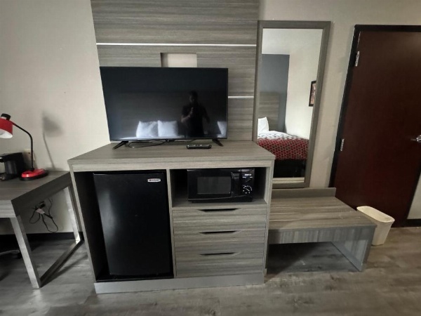 Econo Lodge Inn & Suites North Little Rock image 19