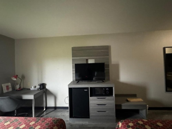 Econo Lodge Inn & Suites North Little Rock image 23