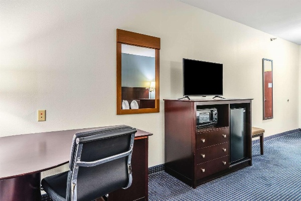 Econo Lodge Inn & Suites North Little Rock image 5