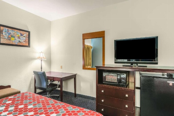 Econo Lodge Inn & Suites North Little Rock image 8