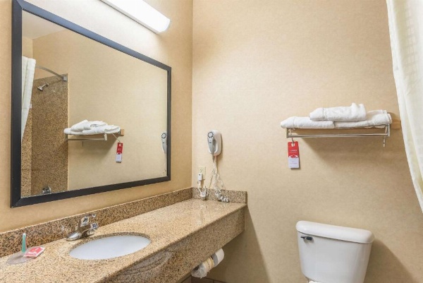 Econo Lodge Inn & Suites North Little Rock image 9